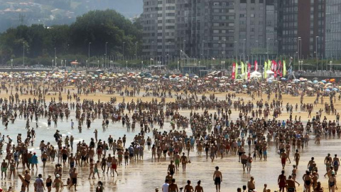 Foto de la playa de San Lorenzo, Gijón. EFE