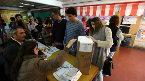 Personas votando este pasado domingo en Buenos Aires. REUTERS/ Marcos Brindicci