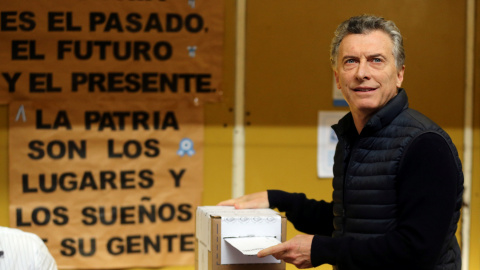 Mauricio Macri, presidente de Argentina, deposita su voto en una urna este pasado domingo en Buenos Aires. REUTERS/ Marcos Brindicci