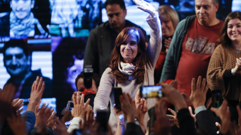 La expresidenta argentina Cristina Fernández de Kirchner, candidata a senadora por Unidad Ciudadana, saluda a sus seguidores en el búnker de campaña en Buenos Aires tras conocer los resultados electorales de las primarias en Argentina. EFE/David Ferná