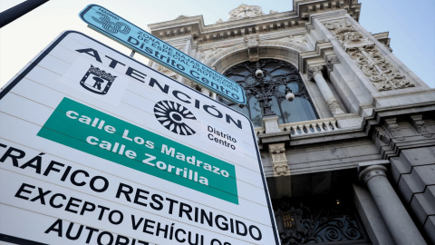 Una señal de tráfico informa sobre la entrada en vigor de la Zona de Bajas Emisiones (ZBE), a 3 de enero de 2022, en Madrid