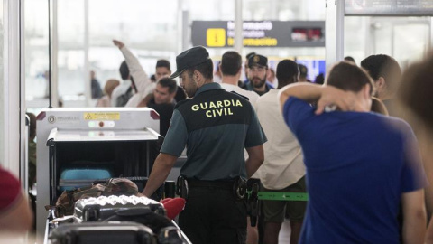 Agentes de la Guardia Civil realizan tareas de control de seguridad ante las puertas de embarque en el aeropuerto de Barcelona, tras iniciarse a medianoche la huelga indefinida de los trabajadores de Eulen. EFE/Quique García