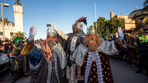 Los Reyes Magos saludan a los cientos de niños que le esperaban esta tarde en el Puerto de Valencia. EFE/Manuel Bruque