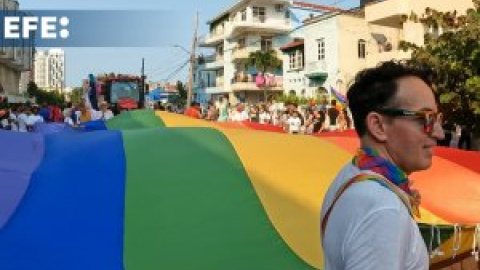 La comunidad LGBTIQ pro gobierno desfila contra la homofobia y la transfobia en Cuba