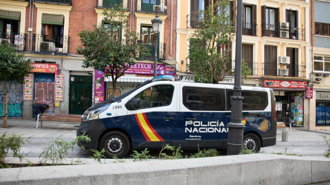 Furgón de la Policía Nacional en la plaza de Lavapiés, a 22 de octubre de 2022 en Madrid