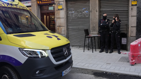 Dos agentes de la Ertzaintza en la puerta de la taberna Hiargi, donde una mujer ha sido asesinada por su pareja en Bilbao, a 28 de diciembre de 2022.