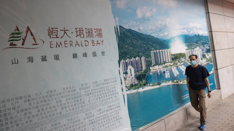 Un hombre pasa junto a un anuncio de la promoción inmobiliaria  Emerald Bay, de Evergrande, en Hong Kong. EFE/EPA/JEROME FAVRE