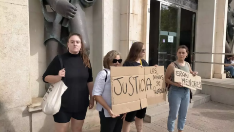 Manifestantes a las puertas del Palacio de Justicia, en Murcia, protestan por la condena a los empresarios por prostitución de menores, a 7 de octubre de 2024.