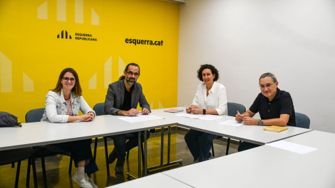 D'esquerra a dreta, Nora Sánchez Oussedik i Héctor Sánchez, de Comunistes de Catalunya, i Marta Rovira i Jordi Roig, d'ERC