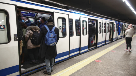 Fotografía de archivo de pasajeros entrando a un vagón en la estación de metro de Atocha, en Madrid a 11 de enero de 2021.