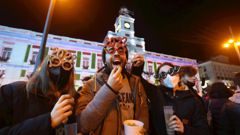 Miles de madrileños se tomaron las uvas este jueves en la madrileña Puerta del Sol en el ensayo de las tradicionales doce uvas de Nochevieja.