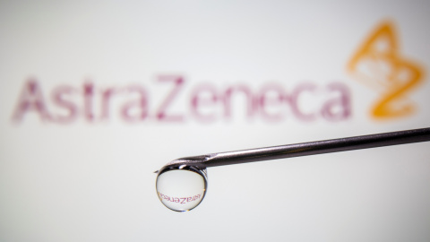 El nombre de la farmacéutica Astrazeneca se refleja en una gota de una jeringuilla