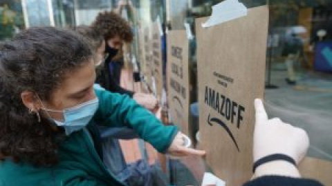 Activistas por el clima ocupan la sede de Amazon en Barcelona