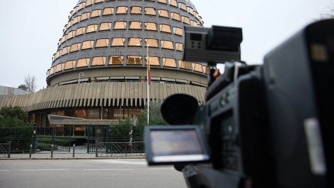 Una cámara de televisión frente a la sede del Tribunal Constitucional. EUROPA PRESS/Jesús Hellín