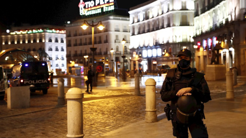 Miembros de la Policía Nacional en la madrileña Puerta del Sol, en una imagen de archivo.