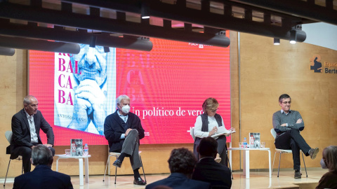 El expresidente del Gobierno Felipe González (2i); la eurodiputada Elena Valenciano y el exdiputado socialista Eduardo Madina (2d) asisten a la presentación del libro 'Rubalcaba. Un político de verdad', de Antonio Caño (i). EFE/Fernando Villar