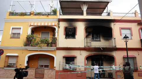 Vivienda en la calle Fernando Martín en Guillena donde se produjo el incendio en la que han fallecido cuatro personas.