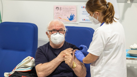 Un hombre recibe la vacuna contra el coronavirus en el hospital Enfermera Isabel Zendal en Madrid.