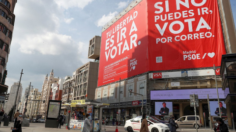 Vista de la nueva lona del PSOE instalada en la plaza de Callao de Madrid, con motivo de las próximas elecciones que se cebrarán en la Comunidad el 4 de Mayo.