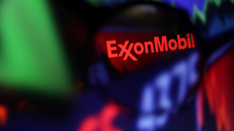 El logo de la petrolera estadounidense Exxon Mobil. REUTERS/Dado Ruvic/Illustration