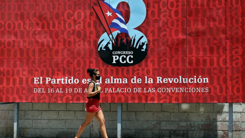 Valla publicitaria del VIII Congreso del Partido Comunista de Cuba, en La Habana.