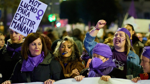 Varias mujeres sujetan una pancarta durante una manifestación contra las violencias machistas, a 25 de noviembre de 2022, en Santander