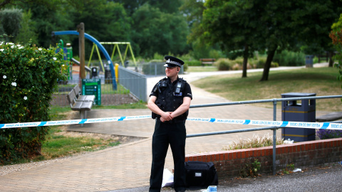 Un policía vigila los Queen Elizabeth Gardens después de que dos ciudadanos británicos hayan sido envenenados en Salisbury. /REUTERS