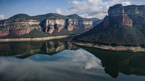 Les cingleres que envolten el pantà de Sau reflectides a l'aigua