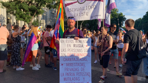 Un manifestante recuerda en un cartel la persecución que sufre la comunidad LGTBI en Rusia. /ESTEFANÍA ROSELLÓ