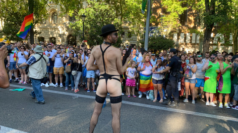 Un participante en el Orgullo ante las personas que presencian la manifestación en el Paseo del Prado. /ESTEFANÍA ROSELLÓ