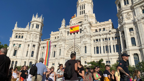 Miles de personas esperan al paso de las carrozas del Orgullo 2019 en la plaza de Cibeles, con la sede del Ayuntamiento de Madrid de fondo. /ESTEFANÍA ROSELLÓ