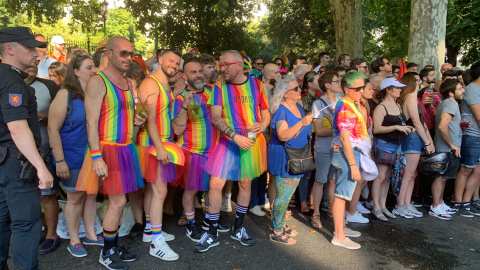 Varios hombres con camisetas y faldas arcoiris durante la manifestación del Orgullo 2019. /ESTEFANÍA ROSELLÓ