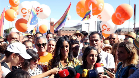 La portavoz de Ciudadanos, Inés Arrimadas (c), junto al líder de Cs en la Comunidad de Madrid, Ignacio Aguado (detrás), y la vicealcaldesa de Madrid, Begoña Villacís (i), hace declaraciones antes de participar en la manifestación del Orgullo 2019. /