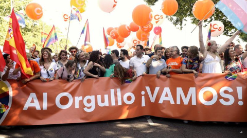 La portavoz de Ciudadanos, Inés Arrimadas (c-i), el líder de Cs en la Comunidad de Madrid, Ignacio Aguado (c) y el secretario general del grupo parlamentario del partido, Miguel Gutiérrez (c-d), participan en la manifestación del Orgullo 2019. /EFE