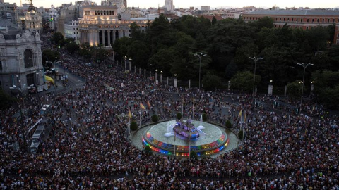 Vista de la manifestación del Orgullo 2019, bajo el lema “Mayores Sin Armarios: ¡Historia, Lucha y Memoria! Por una ley estatal", a su paso por el Ayuntamiento de Madrid en la plaza de Cibeles. EFE