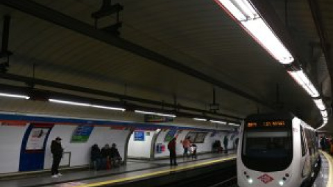 El metro, el refugio de los artistas que no pueden tocar en las calles de Madrid