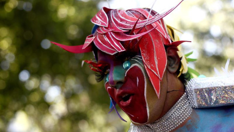 .- Un joven momentos previos a la manifestación del Orgullo 2019, esta tarde en Madrid, bajo el lema “Mayores Sin Armarios: ¡Historia, Lucha y Memoria! Por una ley estatal". EFE/ Mariscal