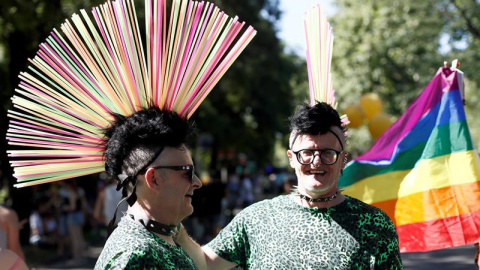 Pareja esperando al incio de la manifestación del Orgullo 2019, esta tarde en Madrid. EFE/ Mariscal