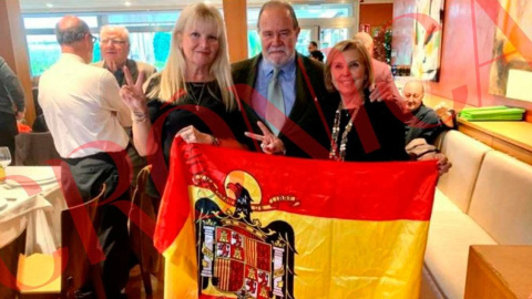 Carlota Sales y Francina Viñals con el presidente de la Fundación Francisco Franco, Juan Chicharro.