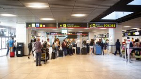 Descontrol en los aeropuertos europeos por la falta de personal y el aumento de los controles a los viajeros británicos