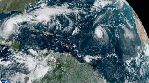 Una imagen satelital GeoColor del GOES-16 proporcionada por la Administración Nacional Oceánica y Atmosférica (NOAA) muestra al huracán Milton intensificándose rápidamente sobre el Golfo de México.