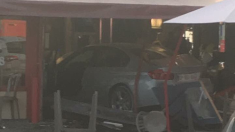 Imagen del coche empotrado en la pizzería de parís. TWITTER