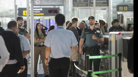 Agents de la Guàrdia Civil, als controls de seguretat de l'aeroport del Prat. EFE/Quique García