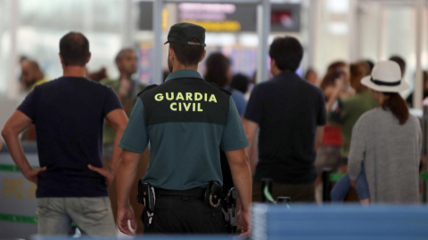 Agentes de la Guardia Civil custodian los accesos a las puertas de embarque en el aeropuerto de Barcelona tras iniciarse a medianoche la huelga indefinida de los trabajadores de Eulen. EFE/Toni Albir