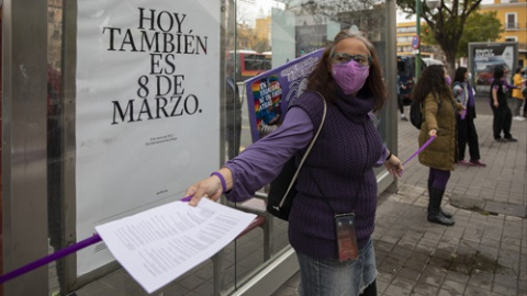 Colectivos feministas rodean el Parlamento andaluz "de forma simbólica" por el 8M, Día de la Mujer. En Sevilla (Andalucía, España), a 08 de marzo de 2021