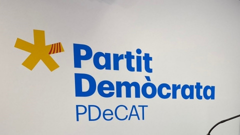 El logo de PDeCAT en la sede del partido.