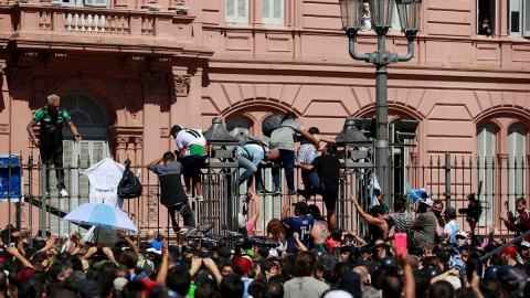 Seguidores de Diego Armando Maradona tratan de acceder a la capilla funeraria donde se encontraban los restos del exfutbolista.