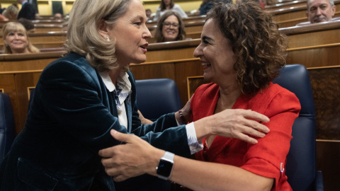 La vicepresidenta primera y ministra de Asuntos Económicos y Transformación Digital, Nadia Calviño (i) y la ministra de Hacienda, María Jesús Montero (d)- 26/10/2022