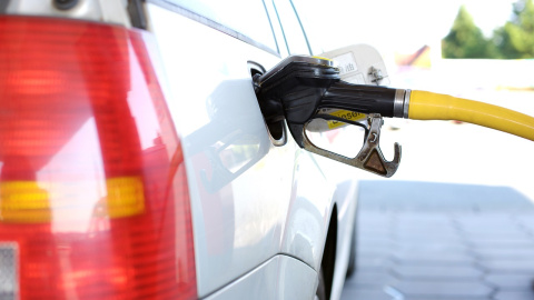 Un coche repostando en una gasolinera.