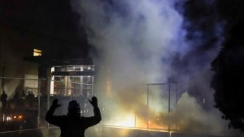 Manifestantes desafían el toque de queda por la muerte del joven negro en Mineápolis